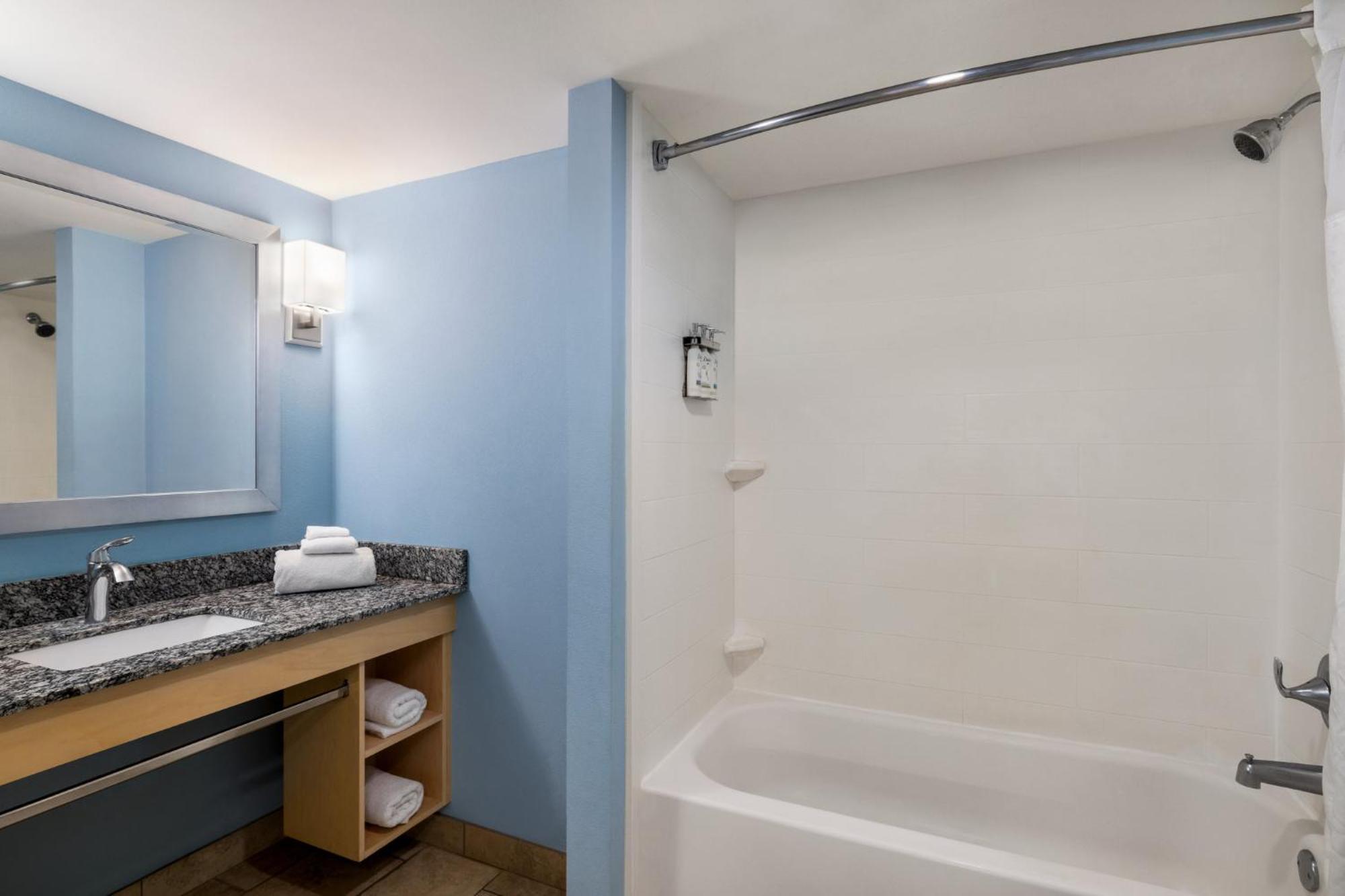2 Queen Suite Feature Oceanfront